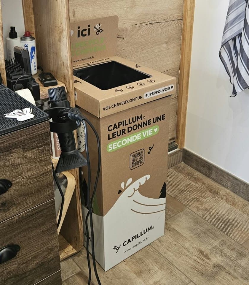 Le bac de collecte en carton Capillum, posé au salon